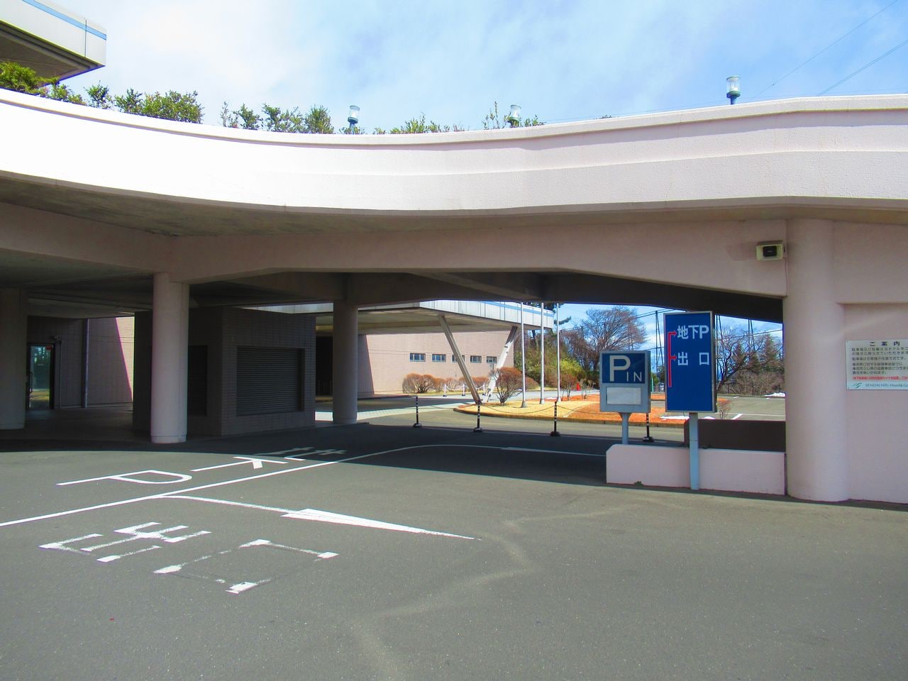 地下駐車場入口 ①