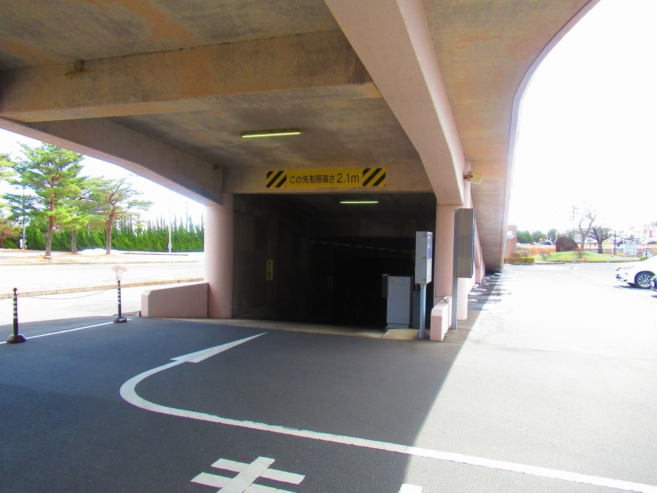 地下駐車場入口 ②