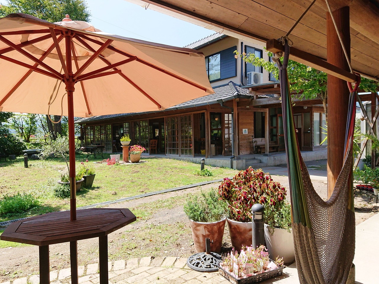 自然に囲まれた敷地内