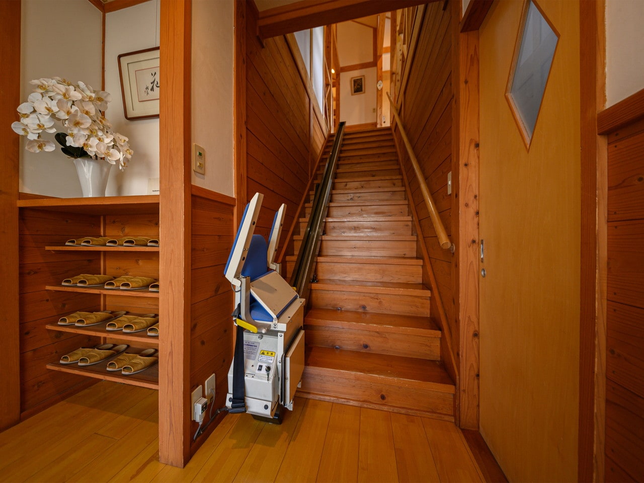 客室は2階にございますが、昇降機があるためどなたでも安心してご利用いただけます。