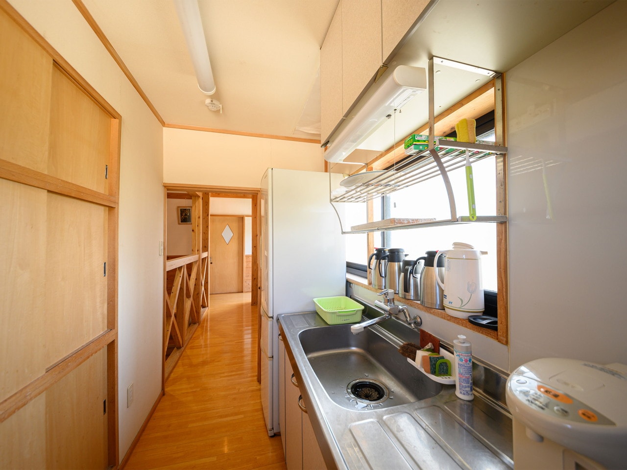 2階共用スペース※ミニキッチン、冷蔵庫、洗濯機をご用意しております。