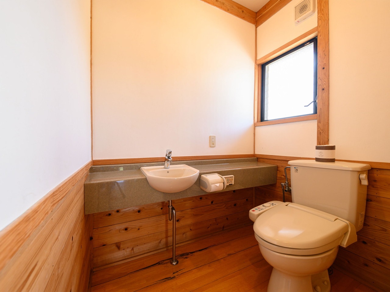 2階共用トイレ※各お部屋にもトイレがついています。