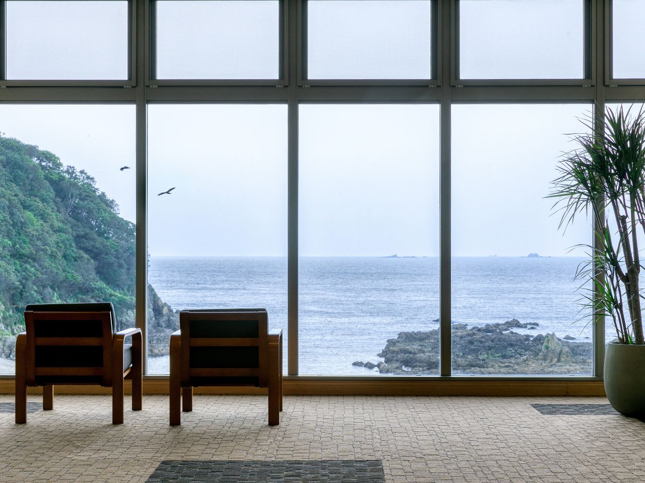 ホテル３階ロビーからは眼下に海をご覧いただけます