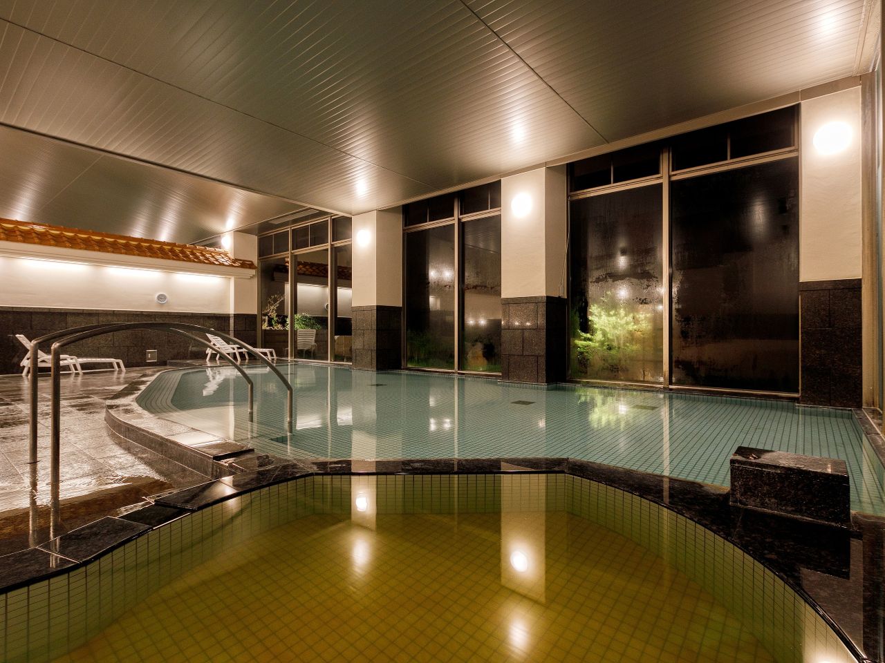 大浴場には手足を伸ばしてごゆっくり入浴くださいませ。