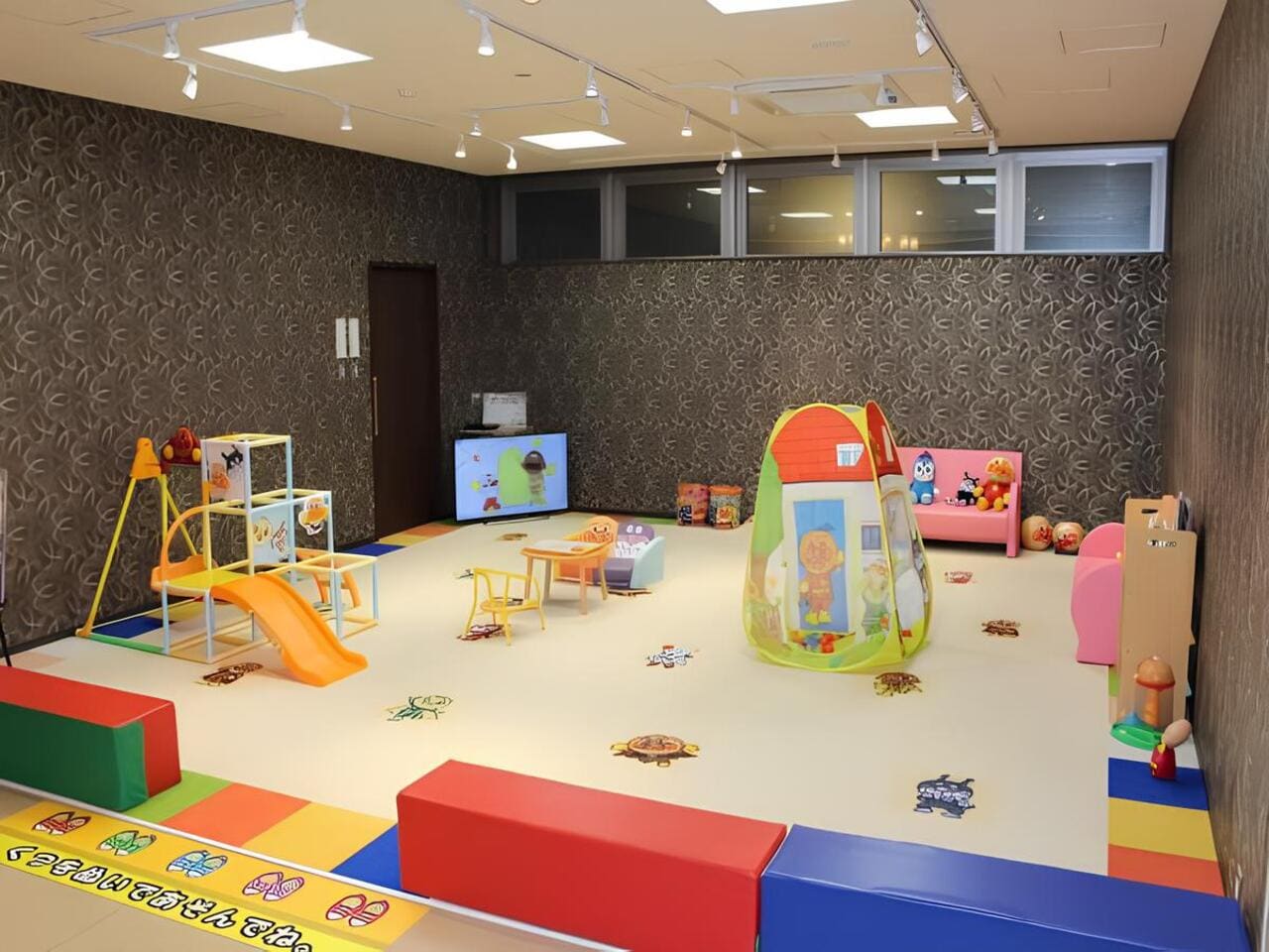 キッズスペース：お子様が楽しめる数々の遊具や絵本などをご用意しております。