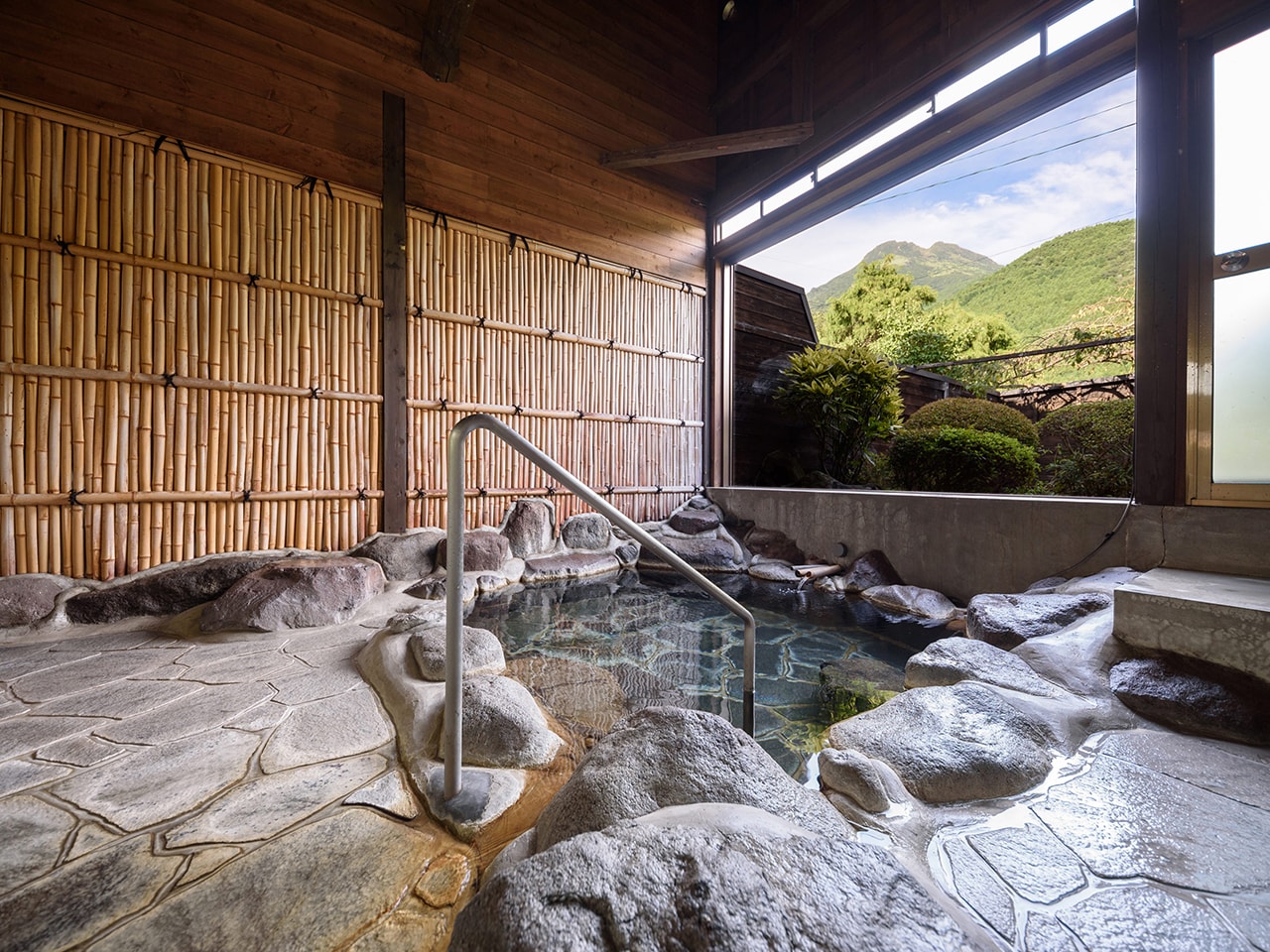 半露天岩風呂（女湯）