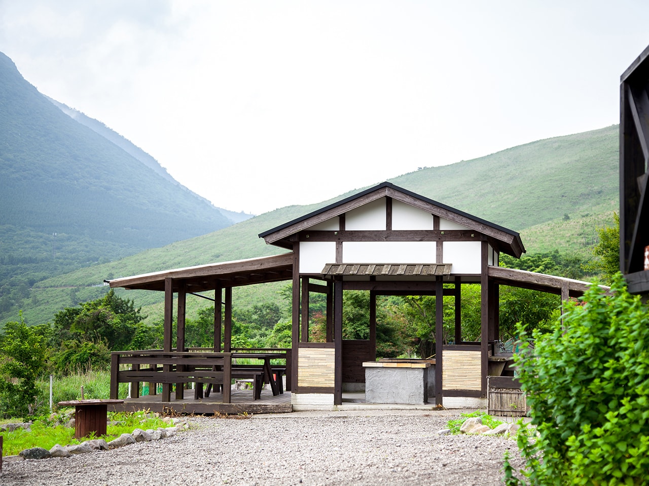 雨天でもご利用いただけるバーベキュー棟
