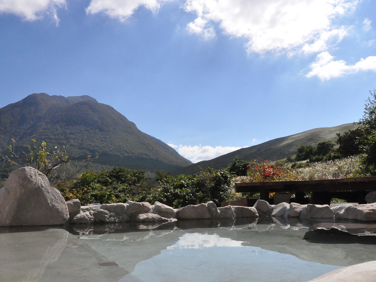 昼には大パノラマ、夜には満天の星を眺めながら入れます