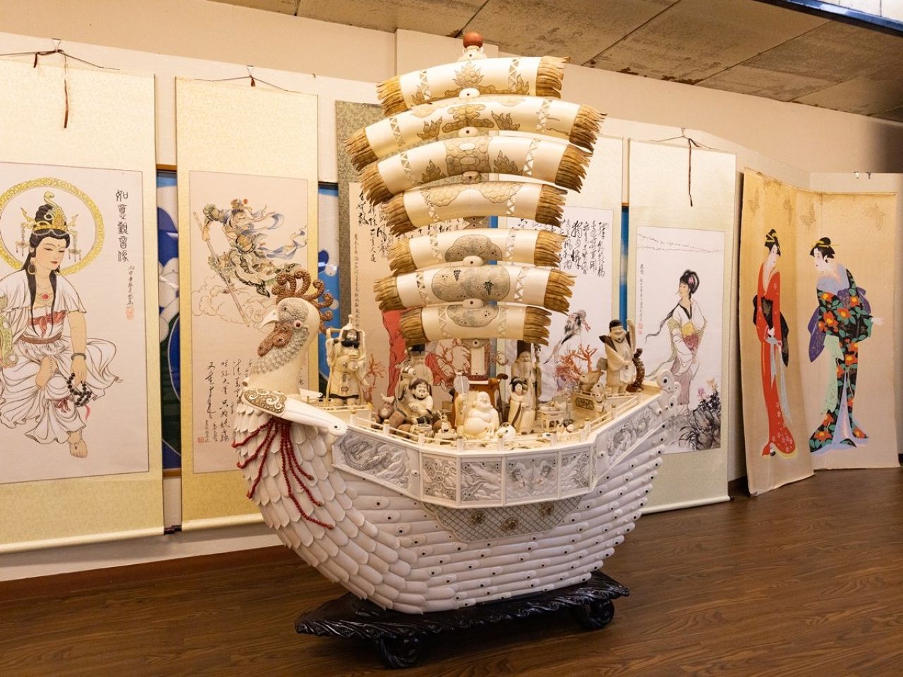 ロビーには骨董品や翡翠を展示しております