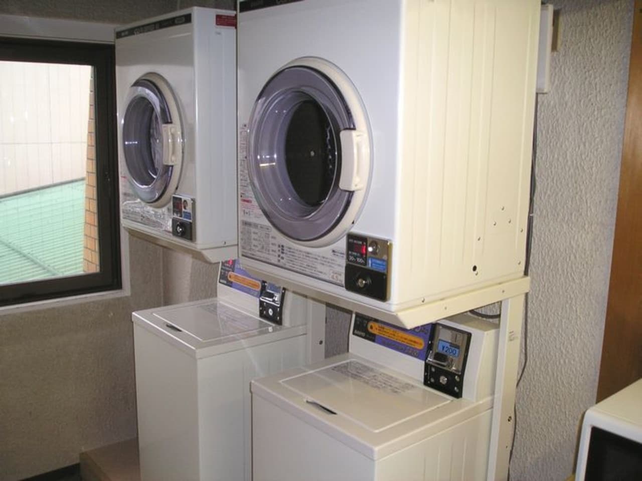 コインランドリー（3階）　洗濯機・乾燥機が各2台ずつございます。