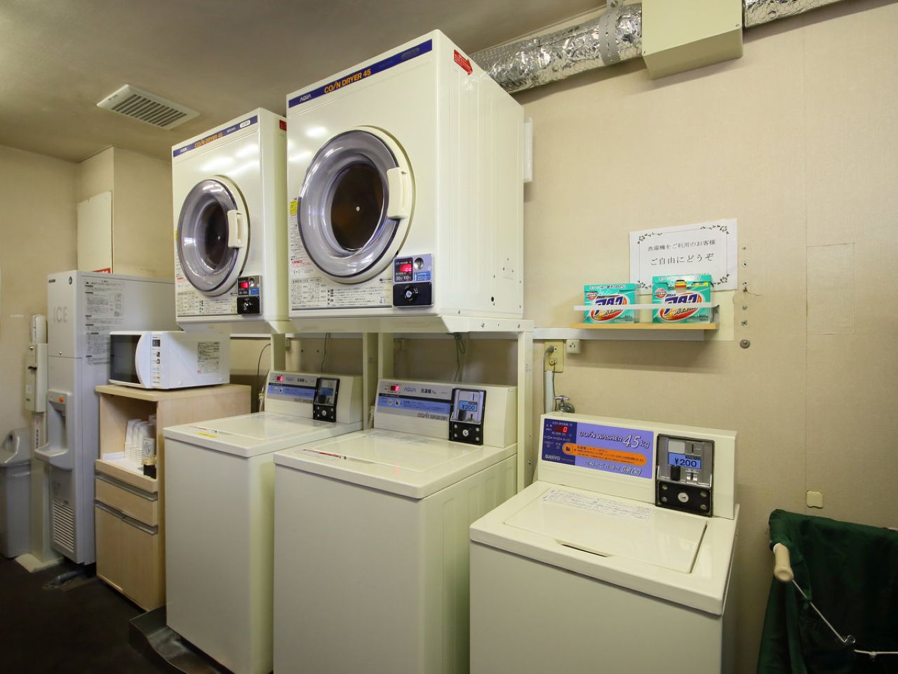 コインランドリー(乾燥機4台　洗濯機３台)