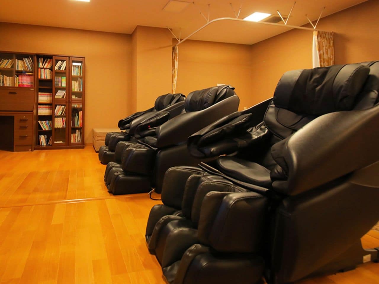 【無料マッサージチェア】風呂上りの温まった体をもみほぐし♪