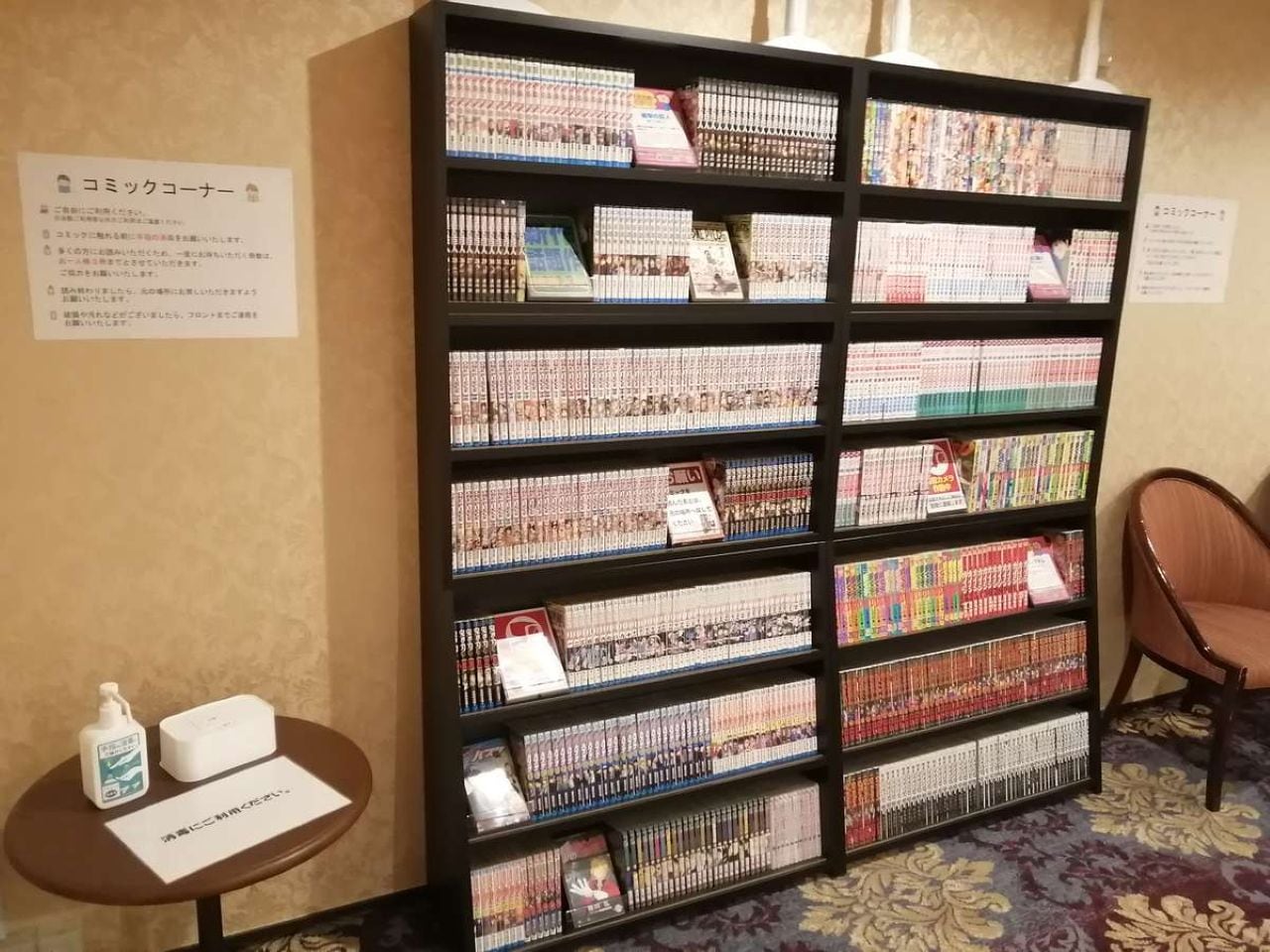 コミックコーナー（8階中央階段）