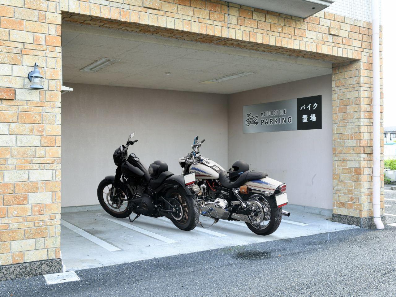 平面式で停めやすい駐車場・屋根付きのバイク駐車場