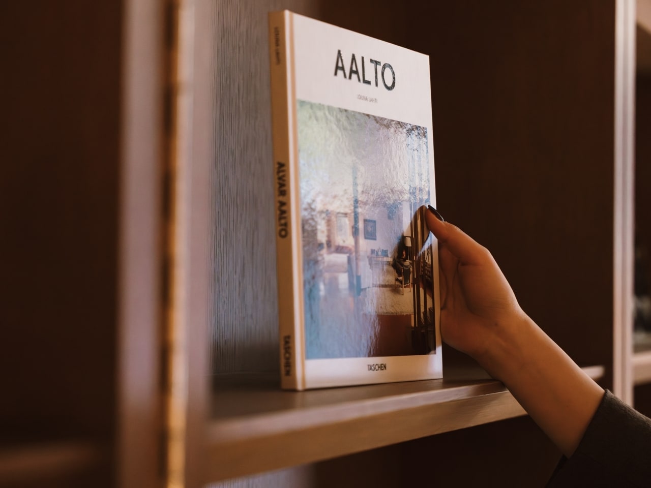 Public areas.手が本棚に伸びる。それだけで、その人がわかる。