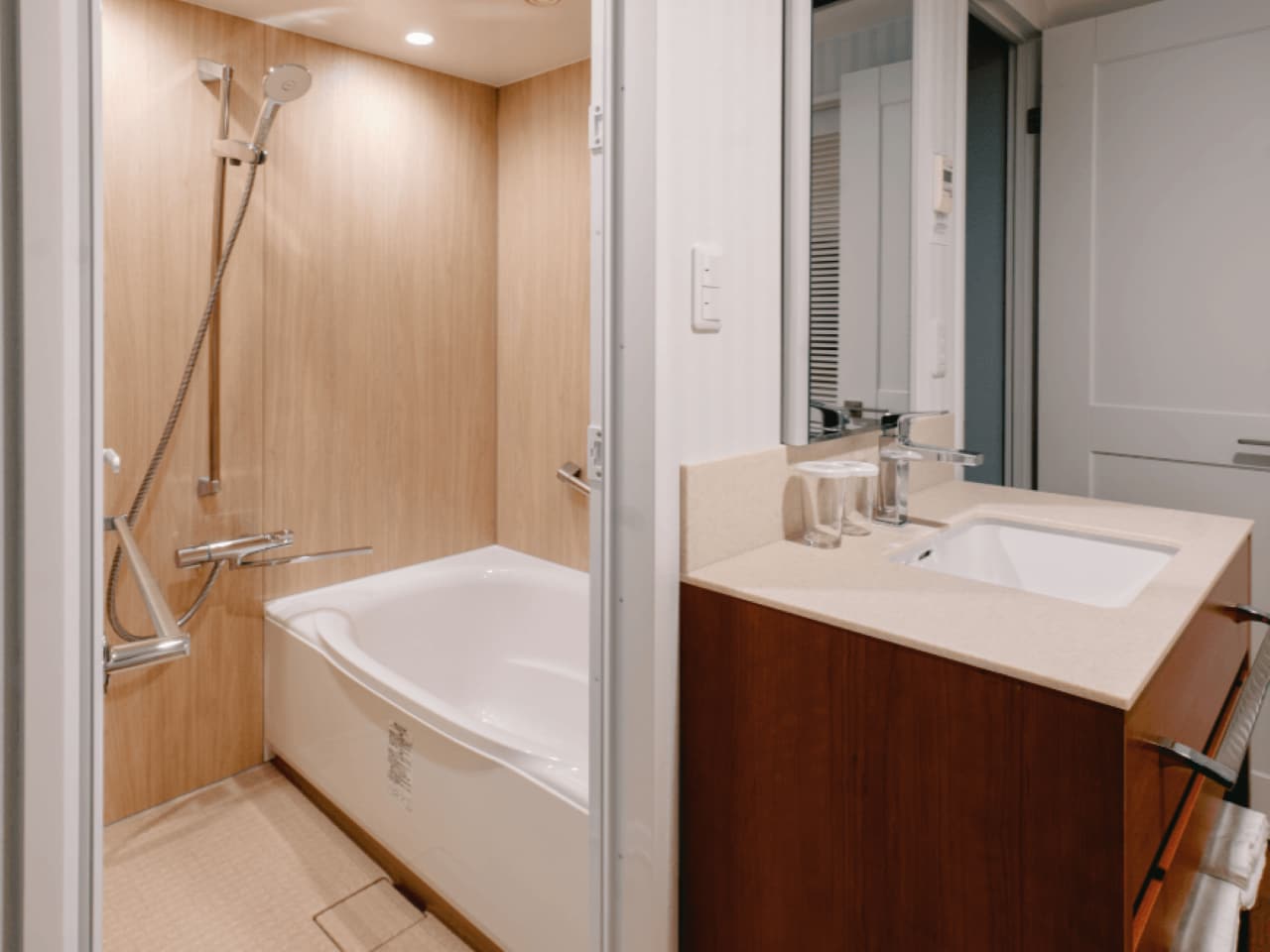 独立した浴室、洗面台、トイレを完備。居住性を高め、快適な滞在をご提供いたします。