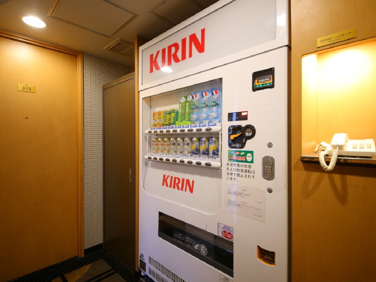 館内3、5、9、13階のエレベーターホールには飲料自動販売機がございます。3階の自動販売機ではアルコールも販売しております。