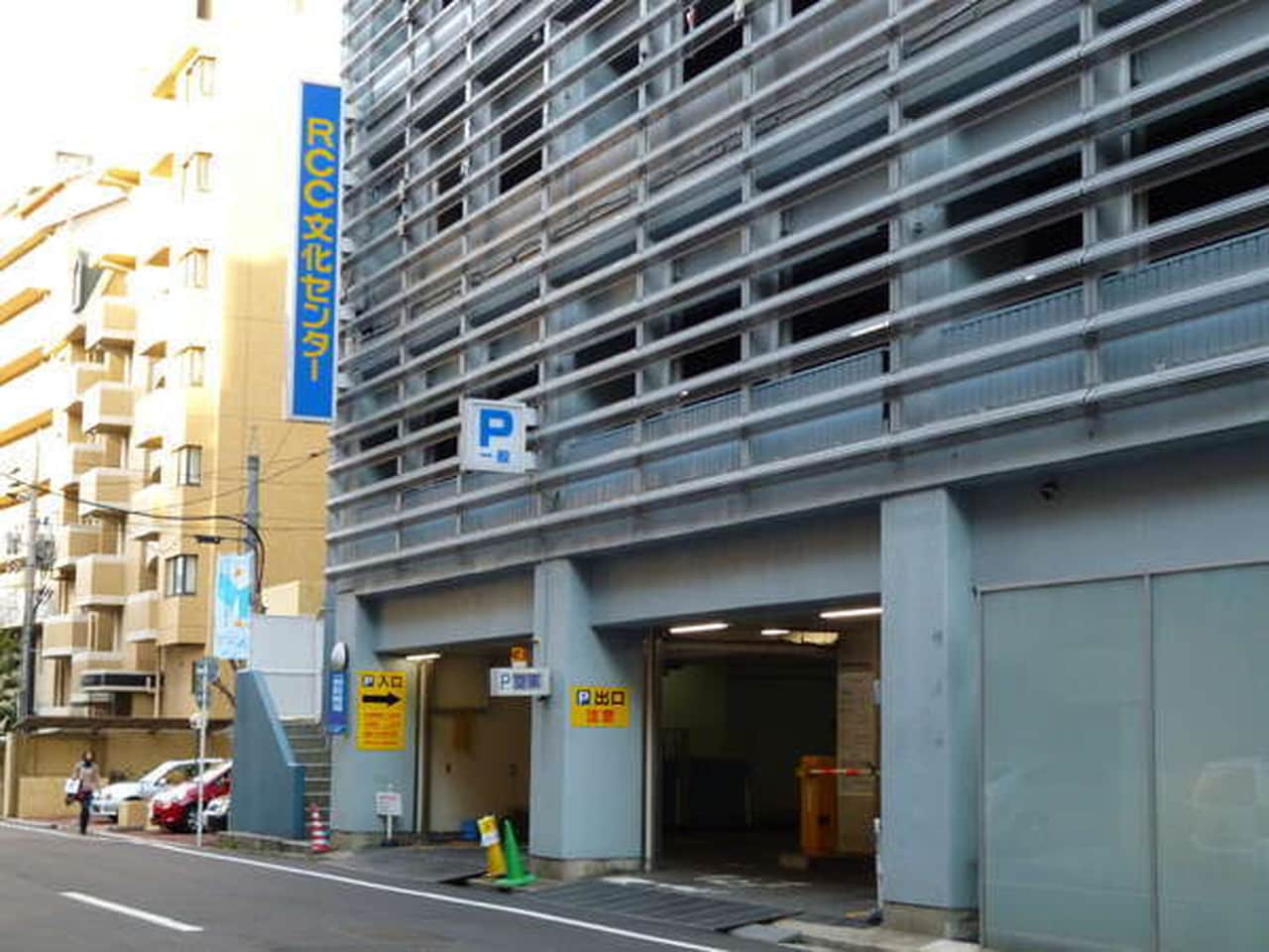 近隣駐車場のチケット（ホテル専用）を1泊/1300円にてフロントで販売