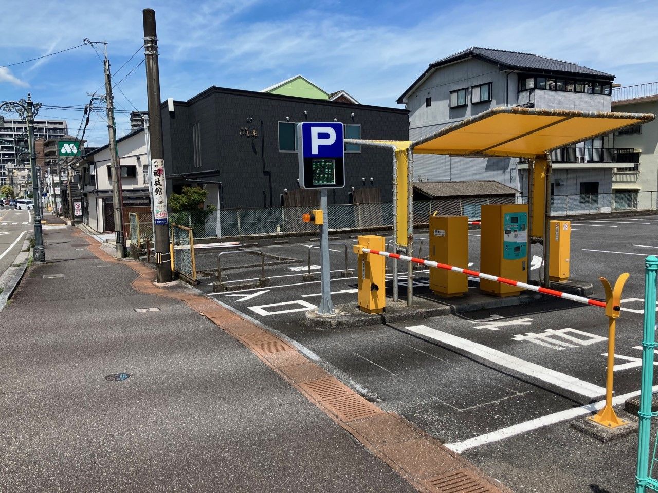 正面駐車場 ： ホテル玄関道路を挟んで向かい側