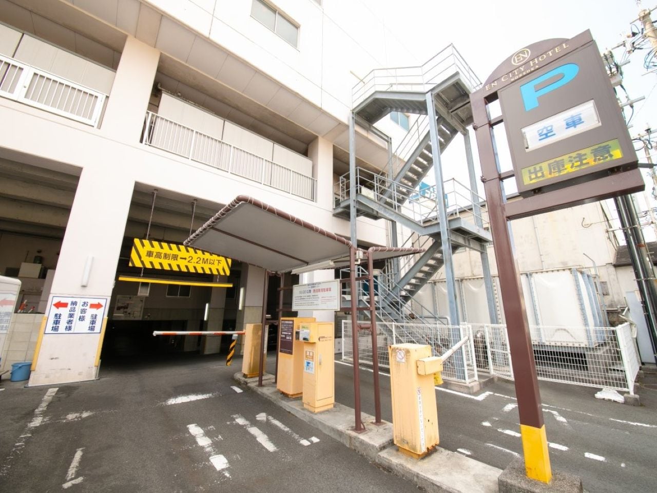 地下駐車場 ：　ホテル裏側になります