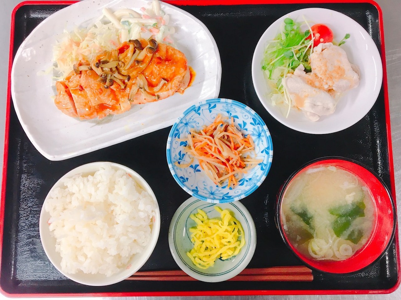 夕食一例　夕食は旬の食材を利用し、ボリュームたっぷり。