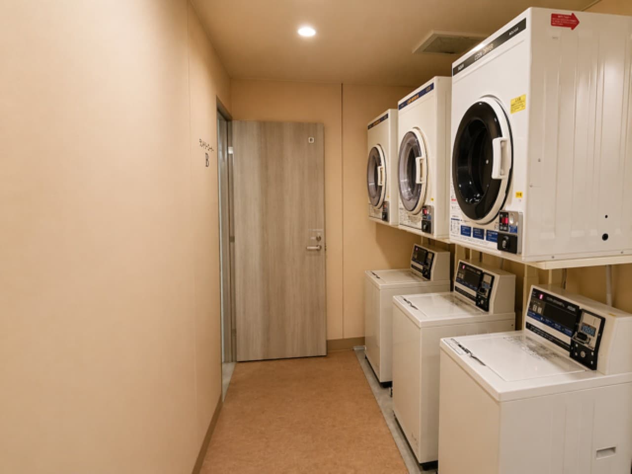 コイン式洗濯機、乾燥機を備えております。