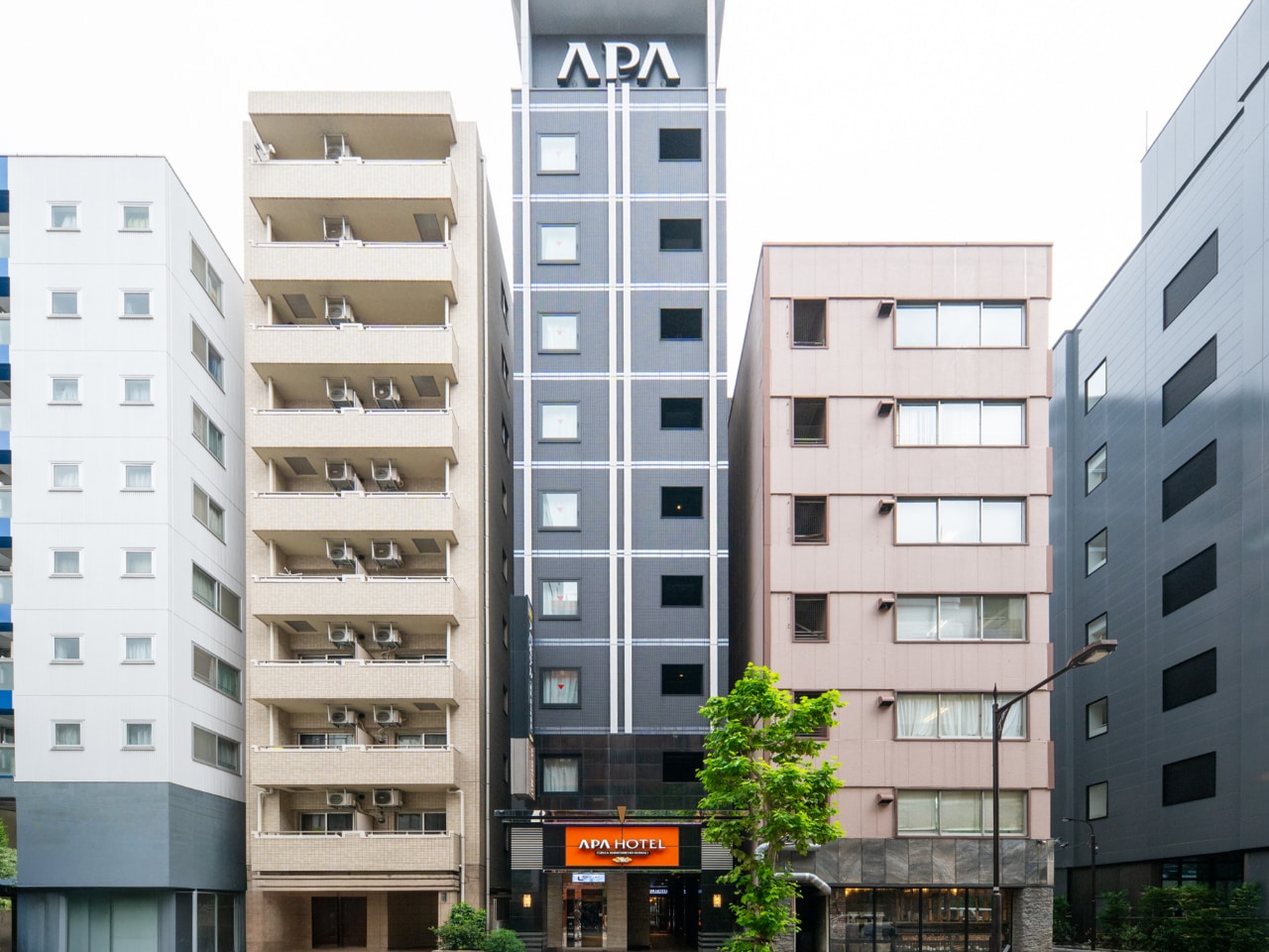 平成通り沿いに位置しており、有楽町線「新富町駅」3番出口から徒歩1分です。