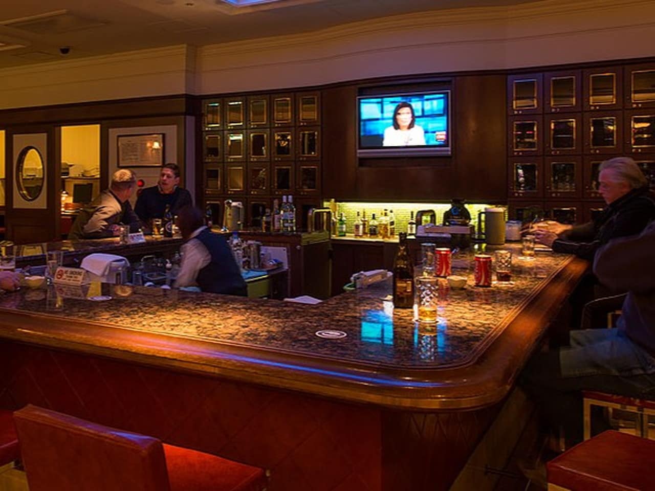 ヨコスカムード溢れるバーラウンジ