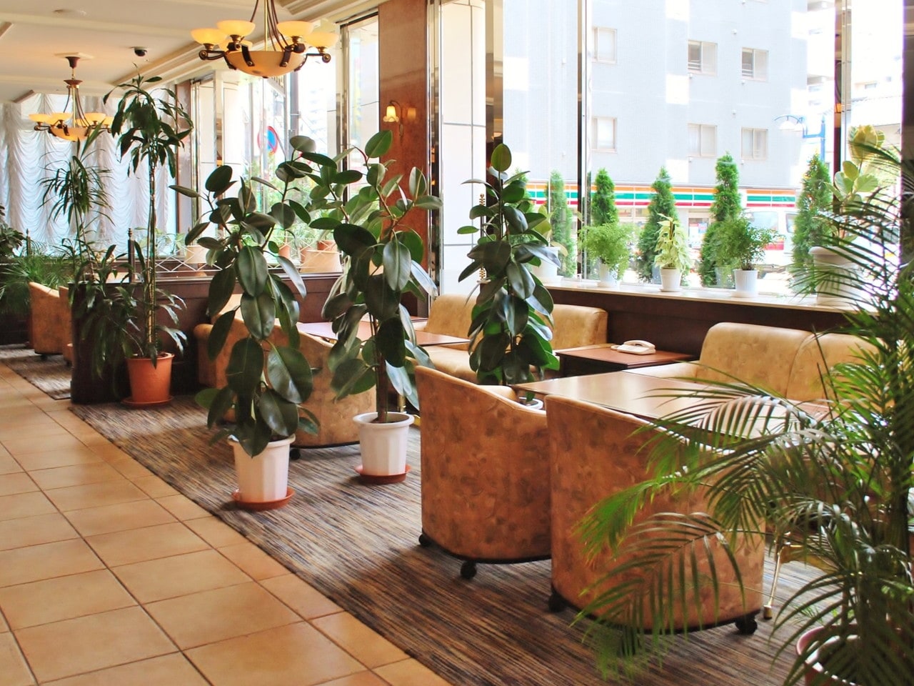 約100坪のゆったりしたロビーラウンジ