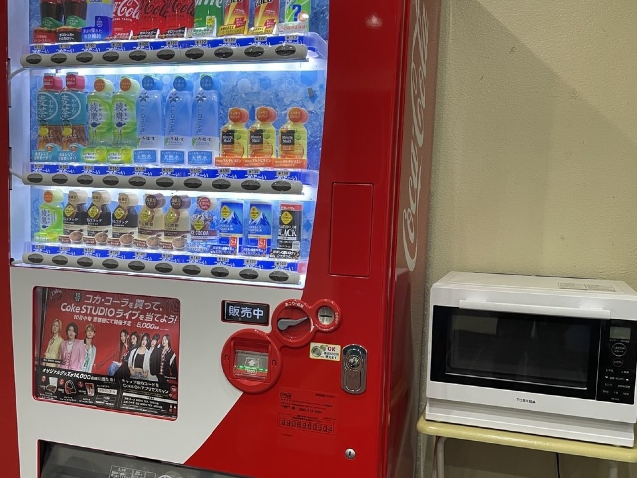 フロント横には自動販売機と電子レンジ