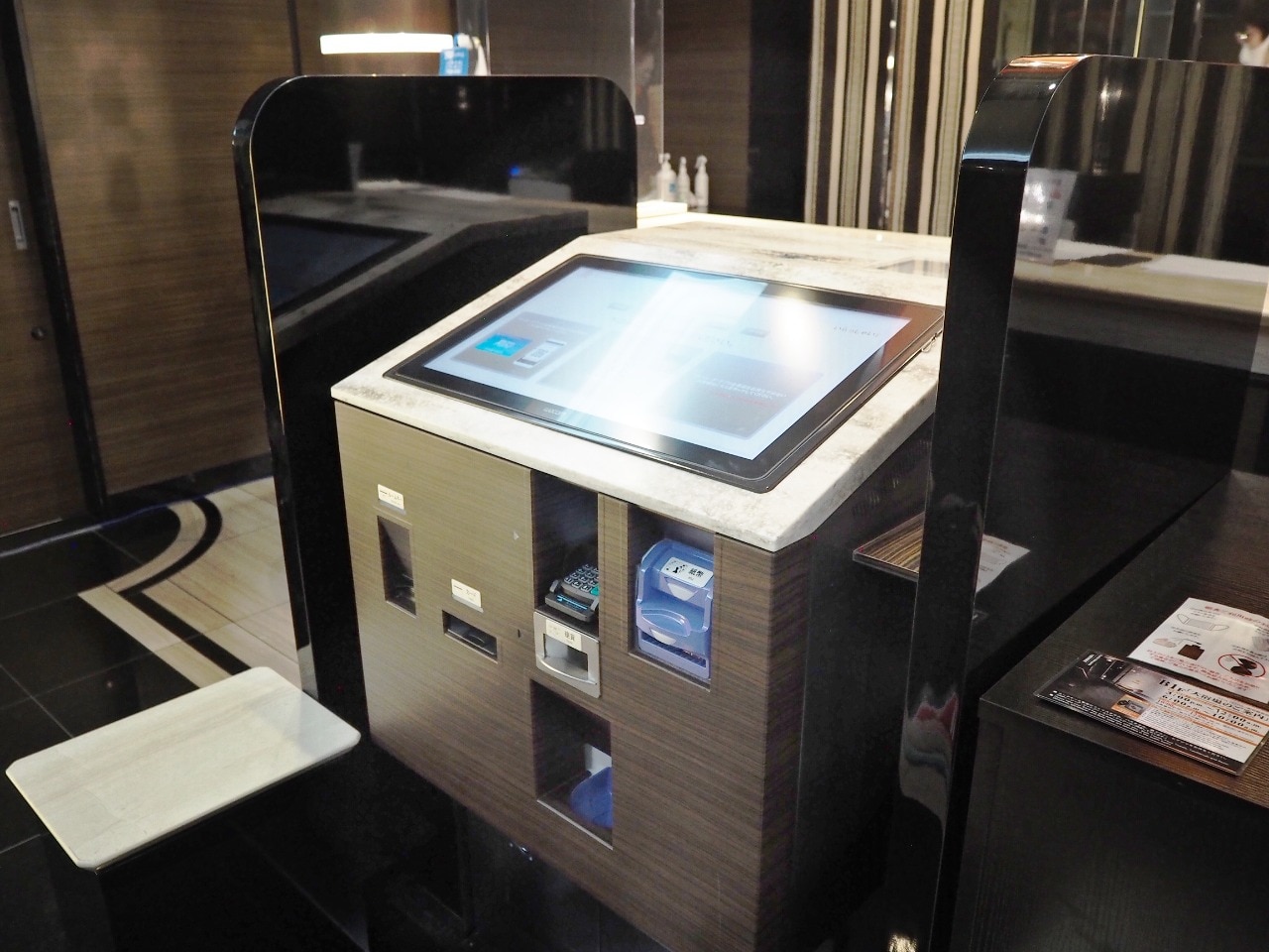 【自動チェックイン機】 全予約経路に対応した自動チェックイン機は、よりスピーディーに簡単にチェックインが可能。現金・カード・スマホ決済に対応。