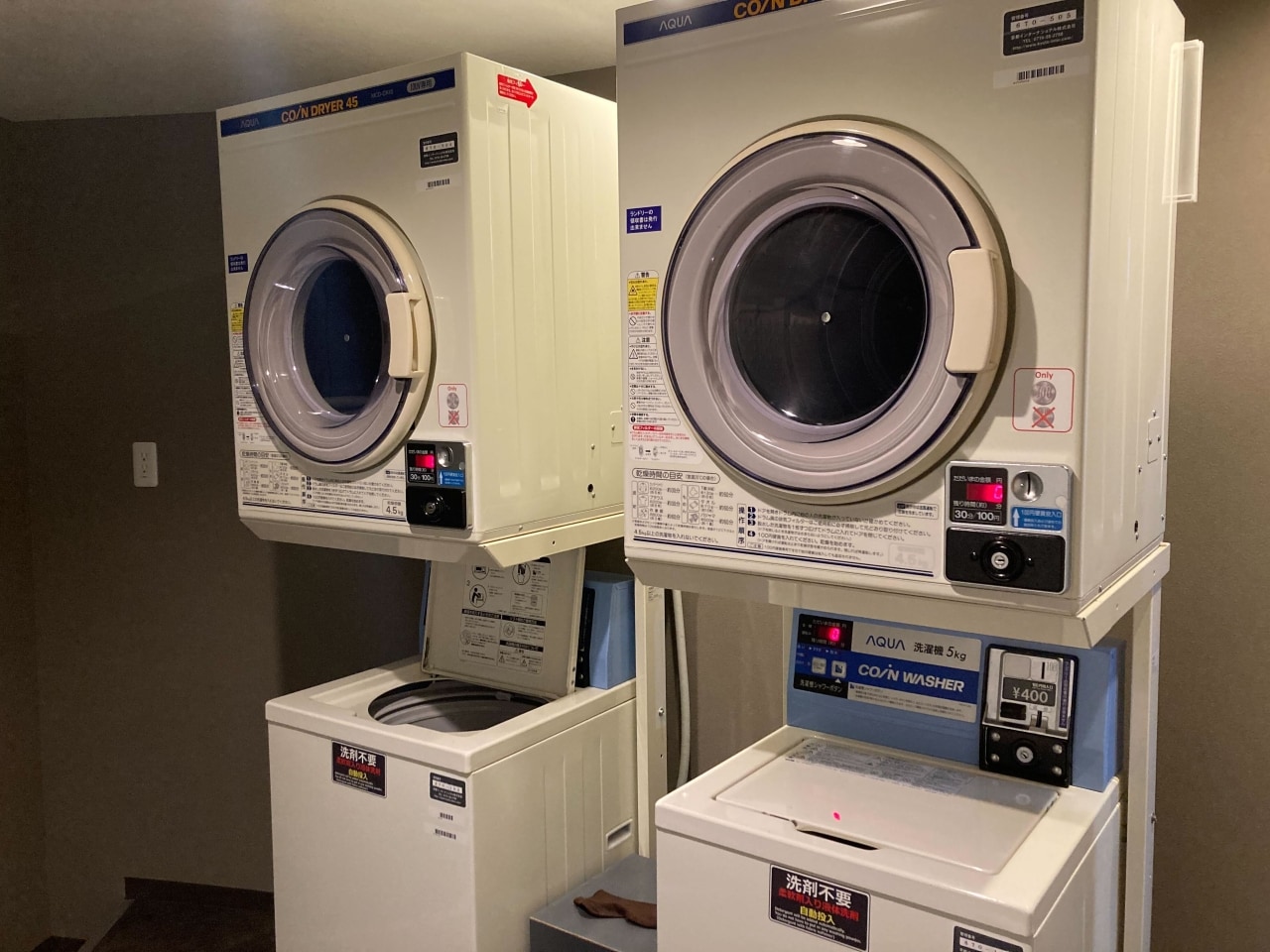 コインランドリー　洗濯機：1回400円 / 乾燥機：30分100円