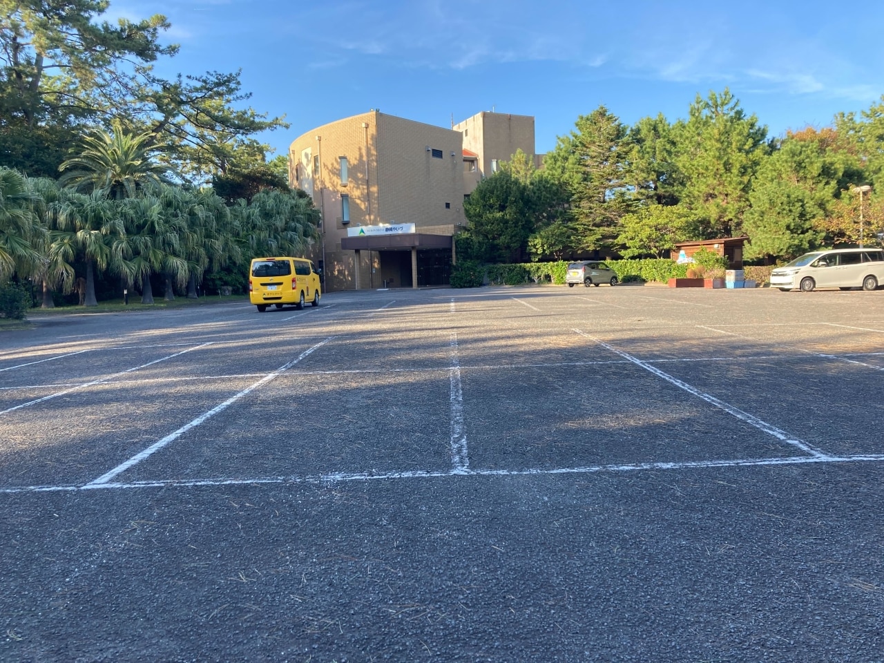 ホテル目の前が駐車場です