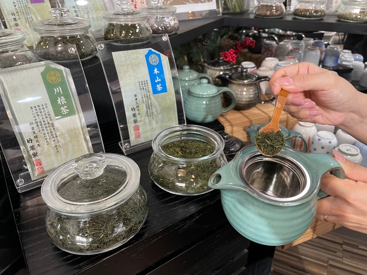 川根茶、本山茶、掛川茶、天竜茶、森茶等の県内産ブランド茶はもちろん、地紅茶の丸子（まりこ）紅茶の茶葉もご用意しています。