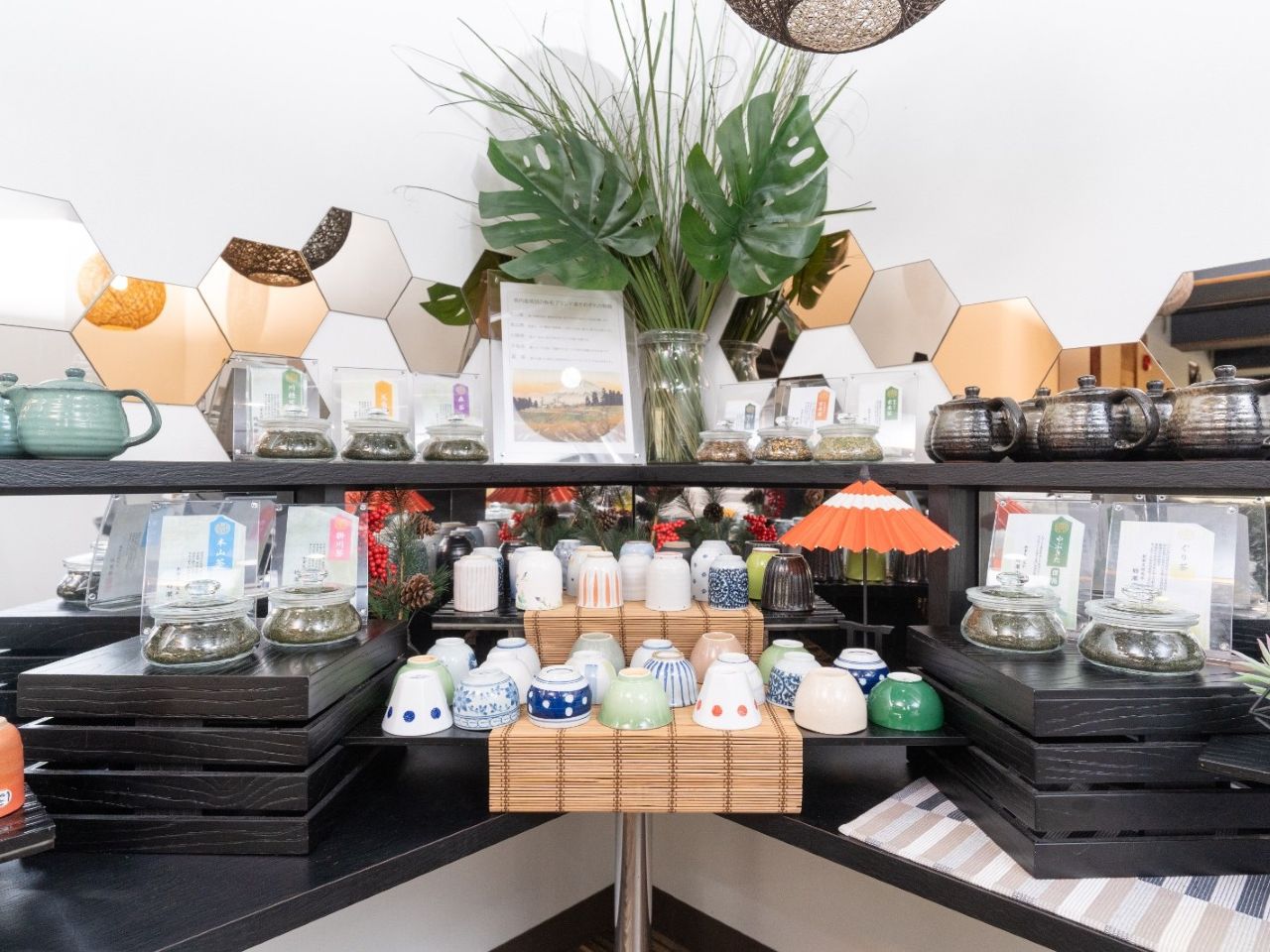 静岡茶バイキングコーナーを用意しております。お好みの茶葉と茶器を選んでお楽しみください。