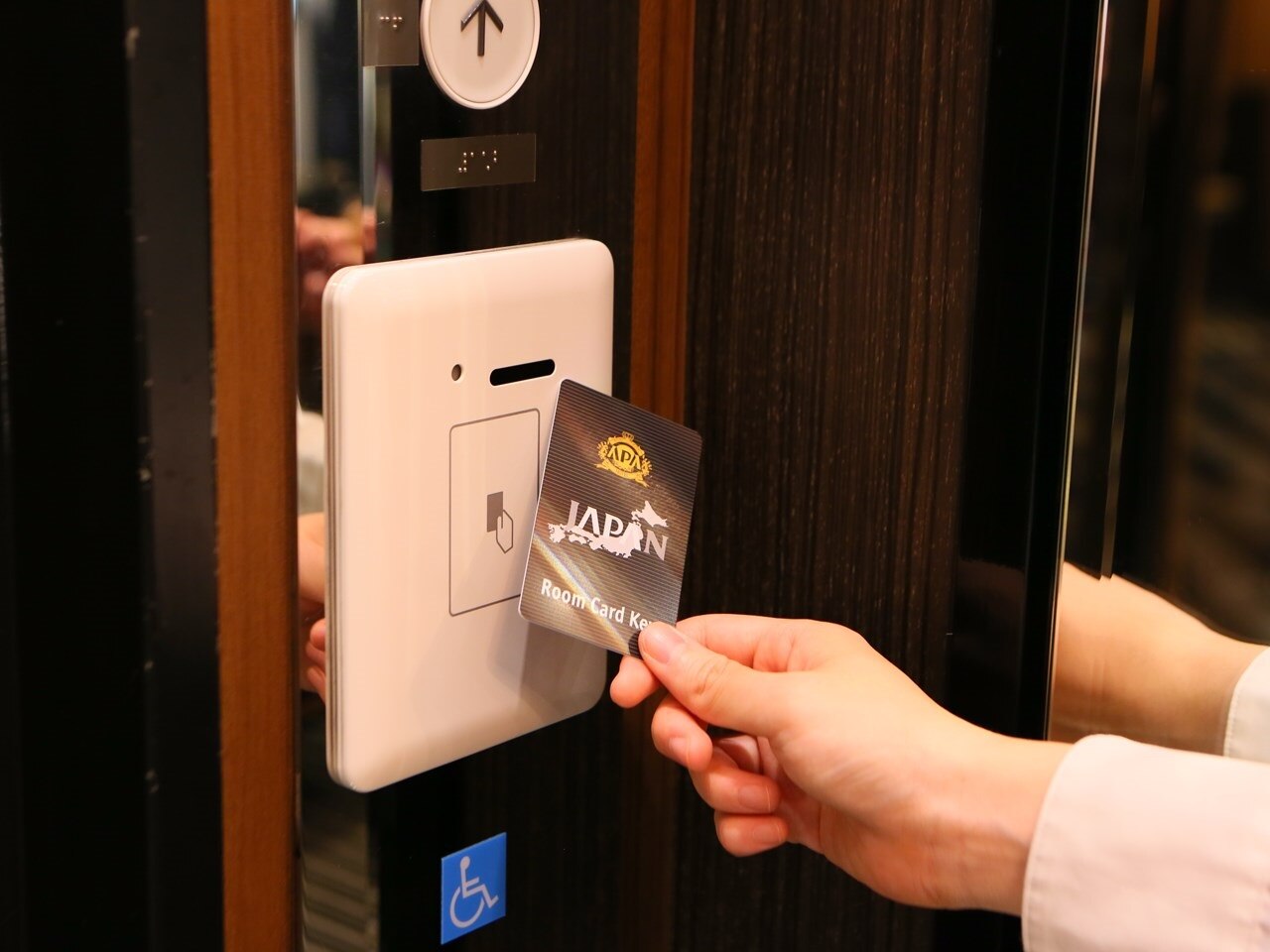 カードキーをかざすことでエレベーターを作動させることができる、防犯性に優れたセキュリティシステム	 	