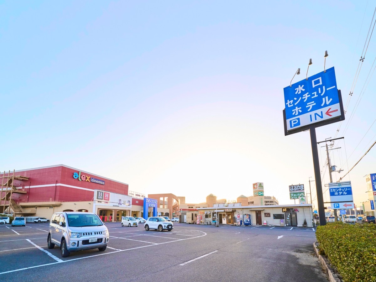 大型車も駐車可能な広い駐車場です