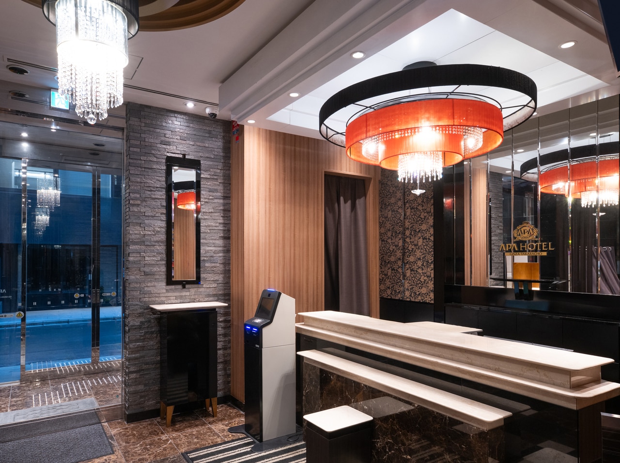 【エントランス】開放的な空間でお客様をお出迎えしております。エレベーターは1基ございます。