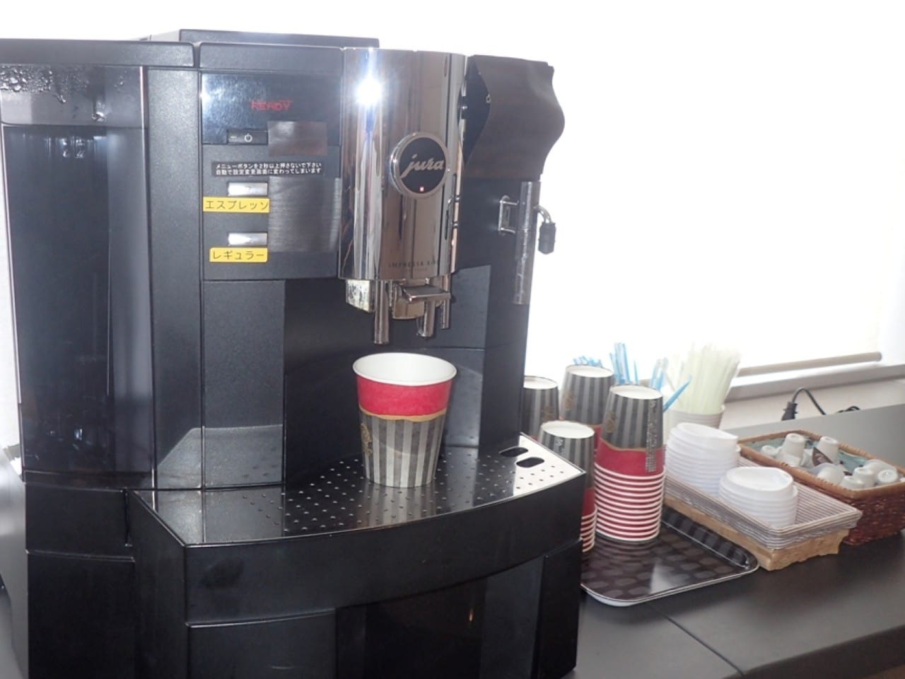 ロビーにて無料コーヒーサービスを実施しています。ご利用時間　6：00～10：00、15：00～24：00