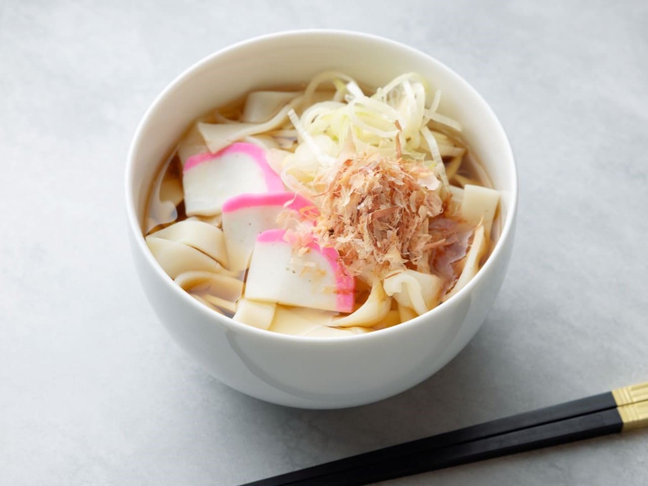 愛知県名物「きしめん」。お出汁をかけてお召し上がりください。