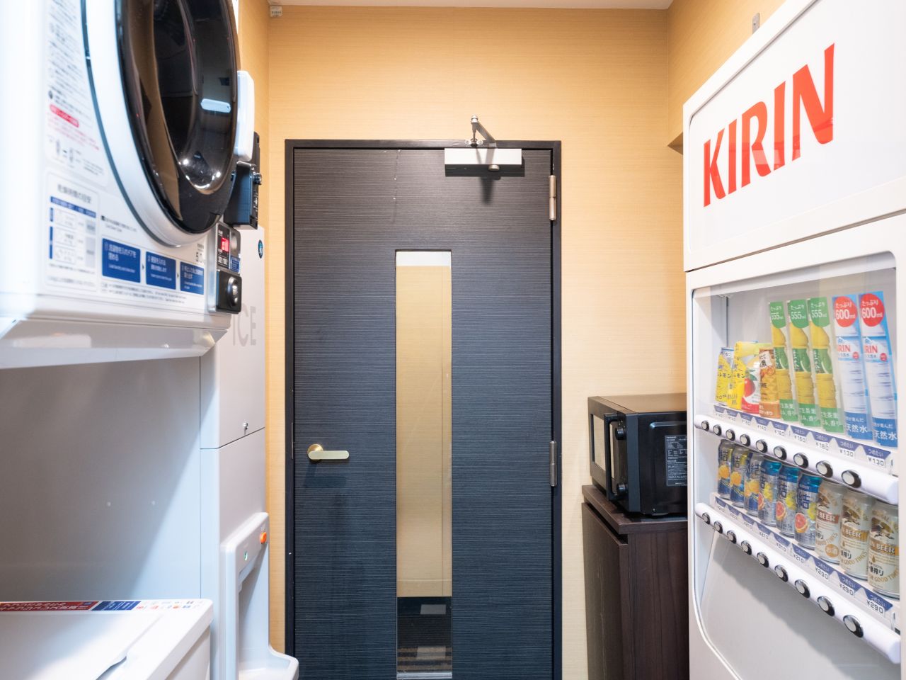 コインランドリー、自動販売機、電子レンジ（2階）