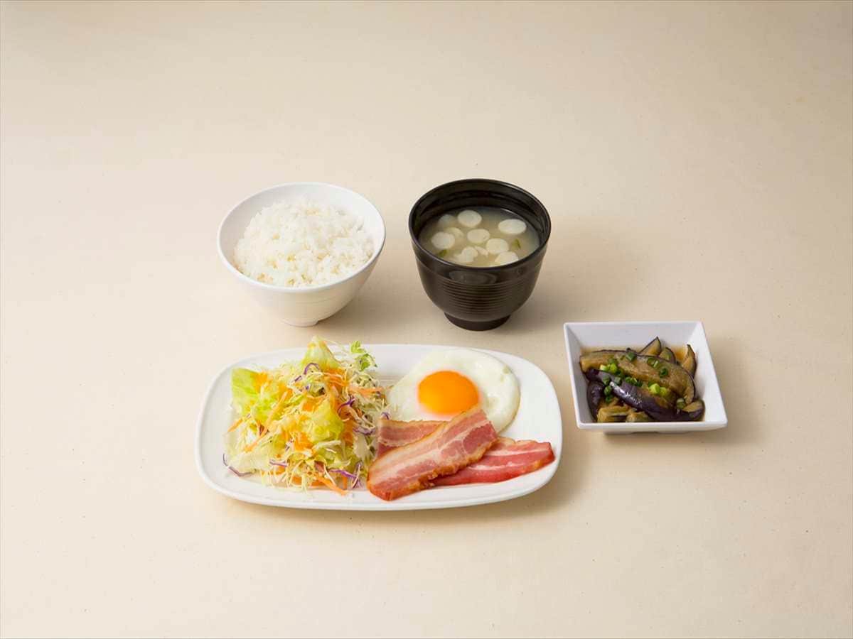 ベーコンエッグ和定食