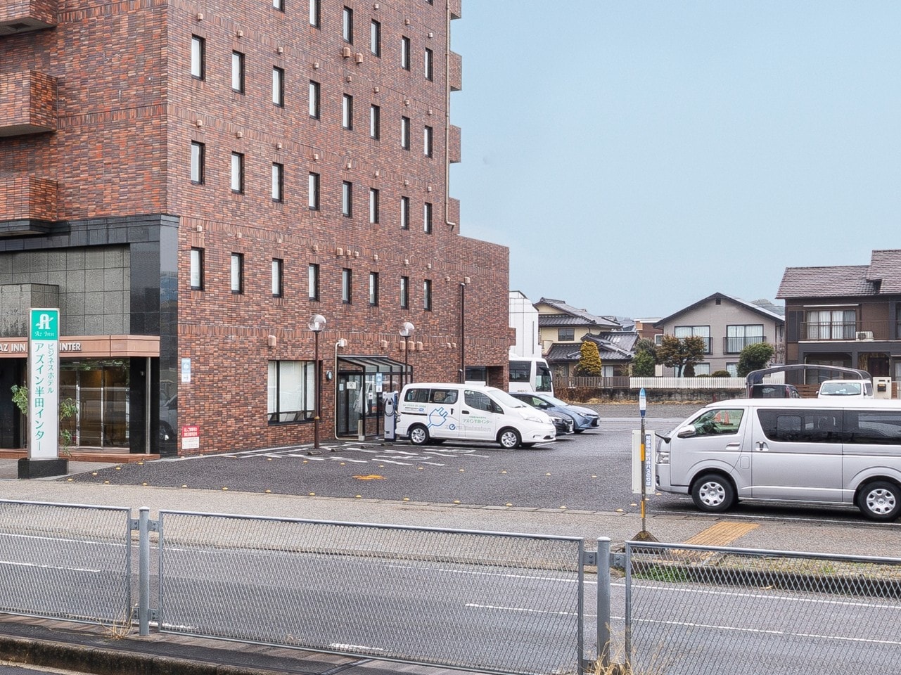 約100台分の平面駐車場がございます