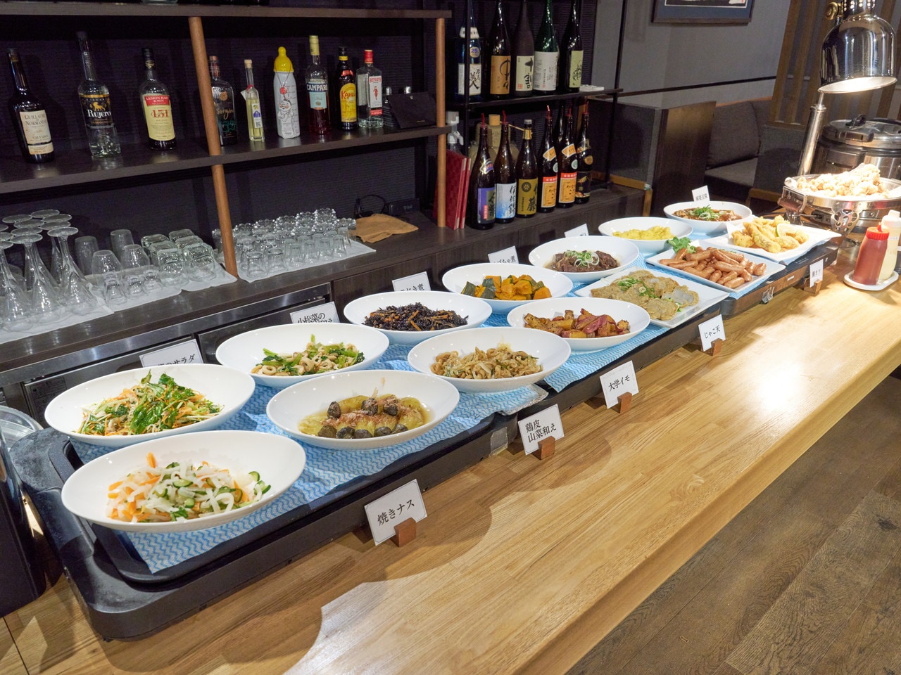 和洋の料理を取り揃えた30種以上の朝食ビュッフェ