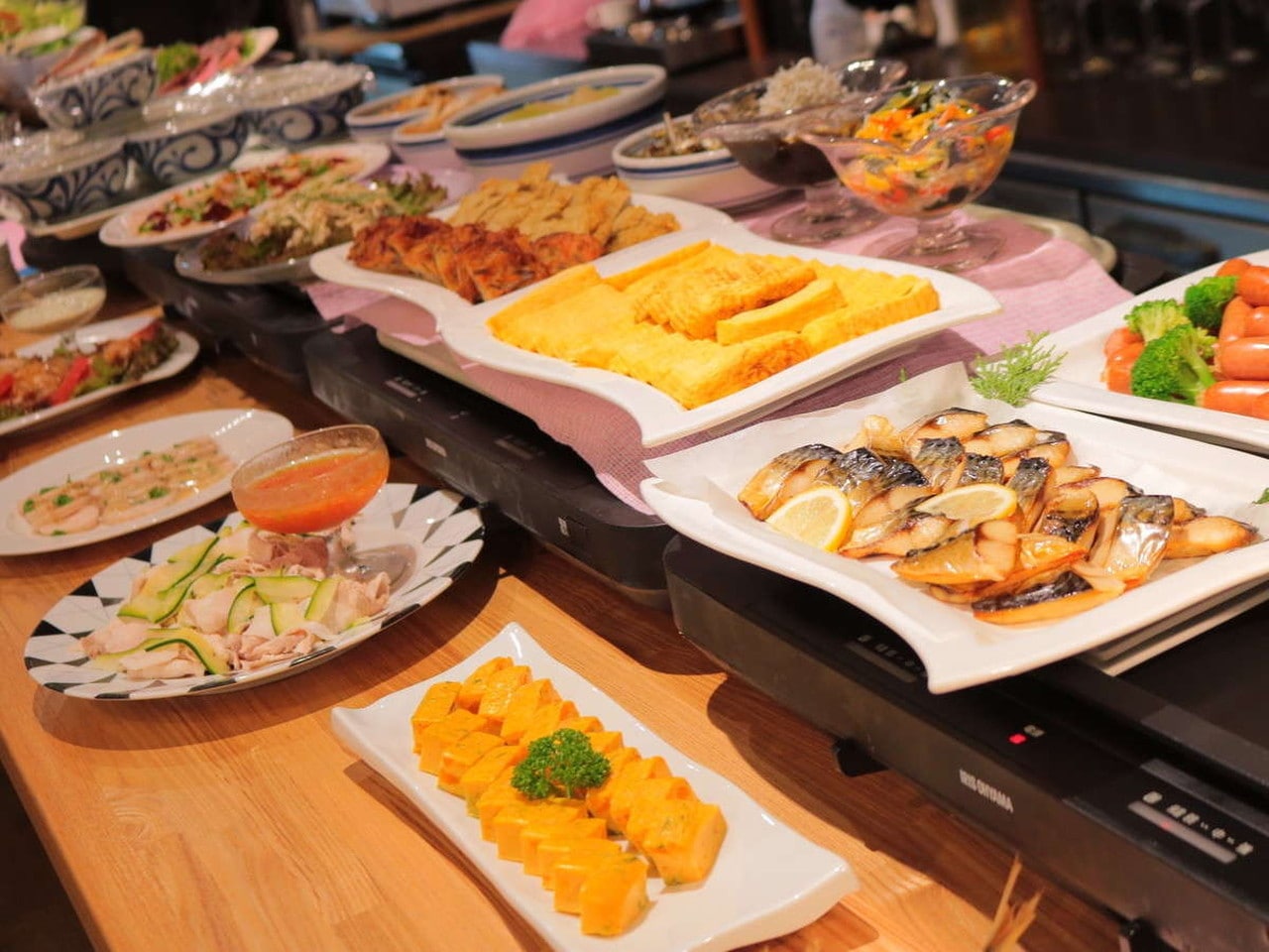 和洋の料理を取り揃えた30種以上の朝食ビュッフェ