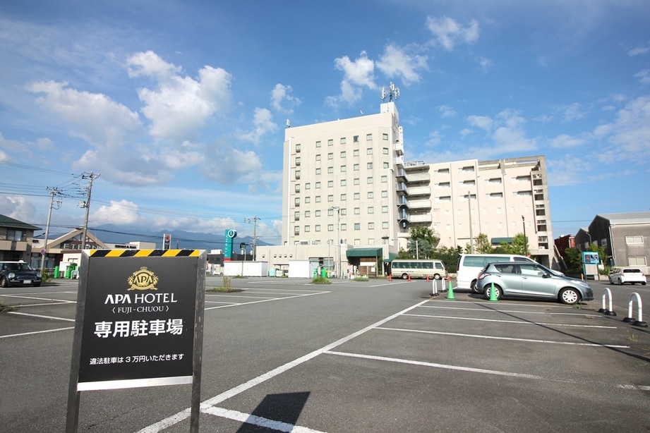 ホテル西側に市内最大級の専用駐車場(120台)がございます。 ※全長5メートル未満無料