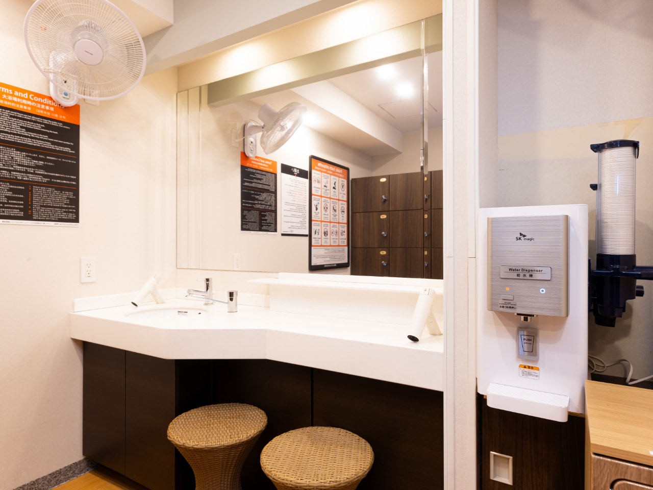 脱衣所には鍵付きのロッカーとウォーターサーバーがございます。