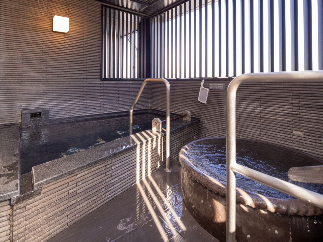 露天風呂からは隅田川ビューをご覧いただけます。（写真は男性露天風呂）