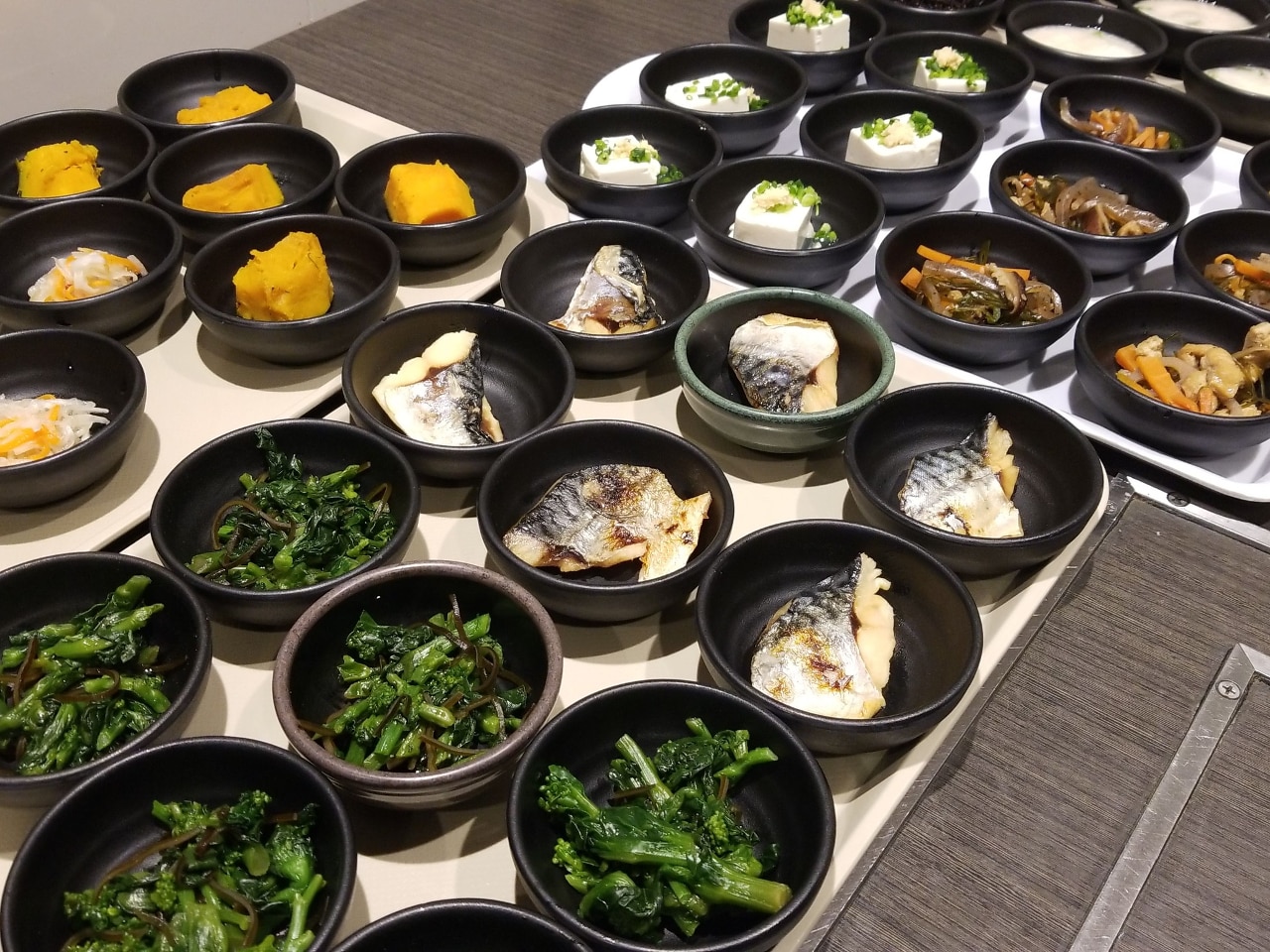 野菜、魚、大豆類、根菜類、多彩なメニューをご用意。