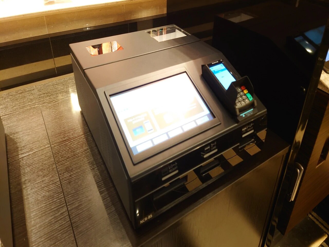 卓上型自動チェックイン機